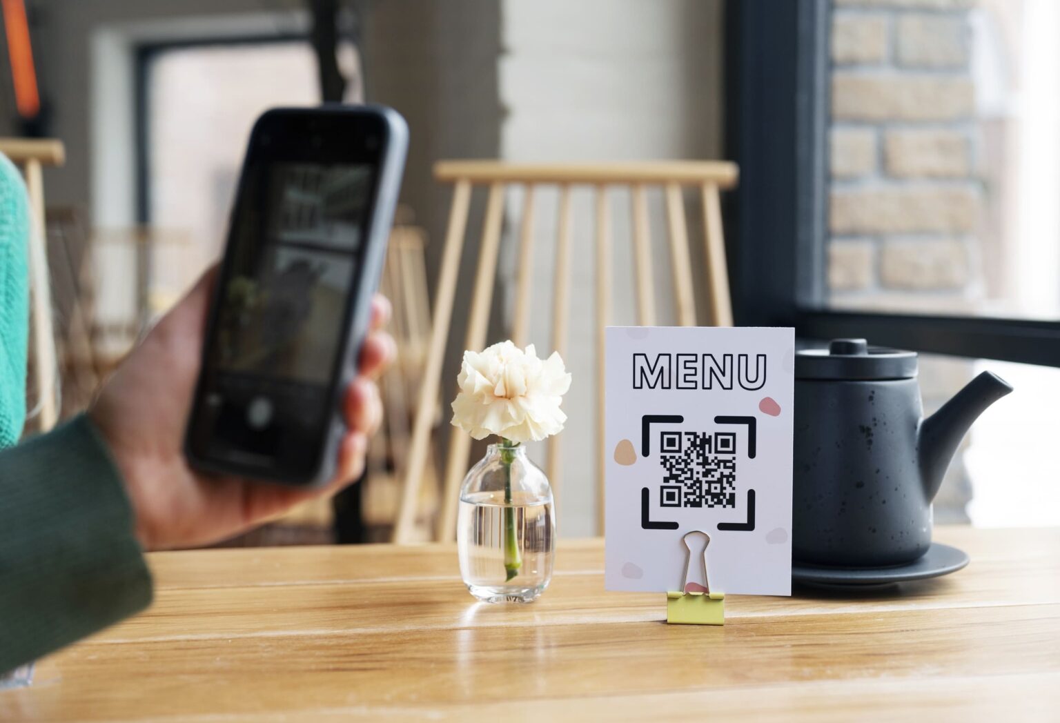 hand scanning qr code restaurant (1) (1) (1)